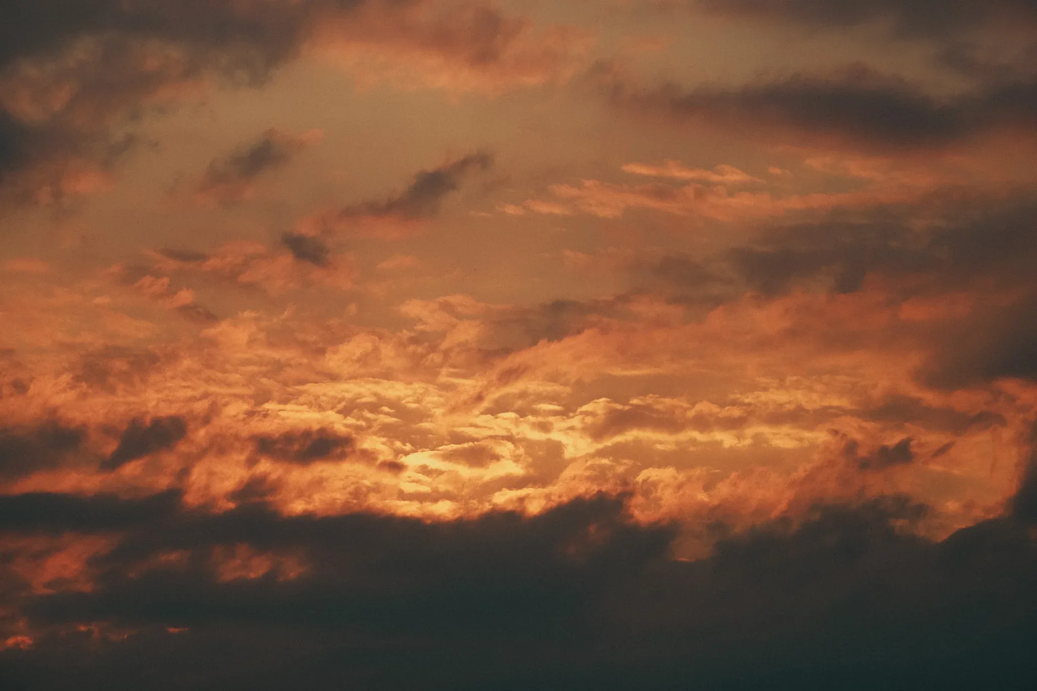A sunset captured at golden hour by Zach Slade Photo